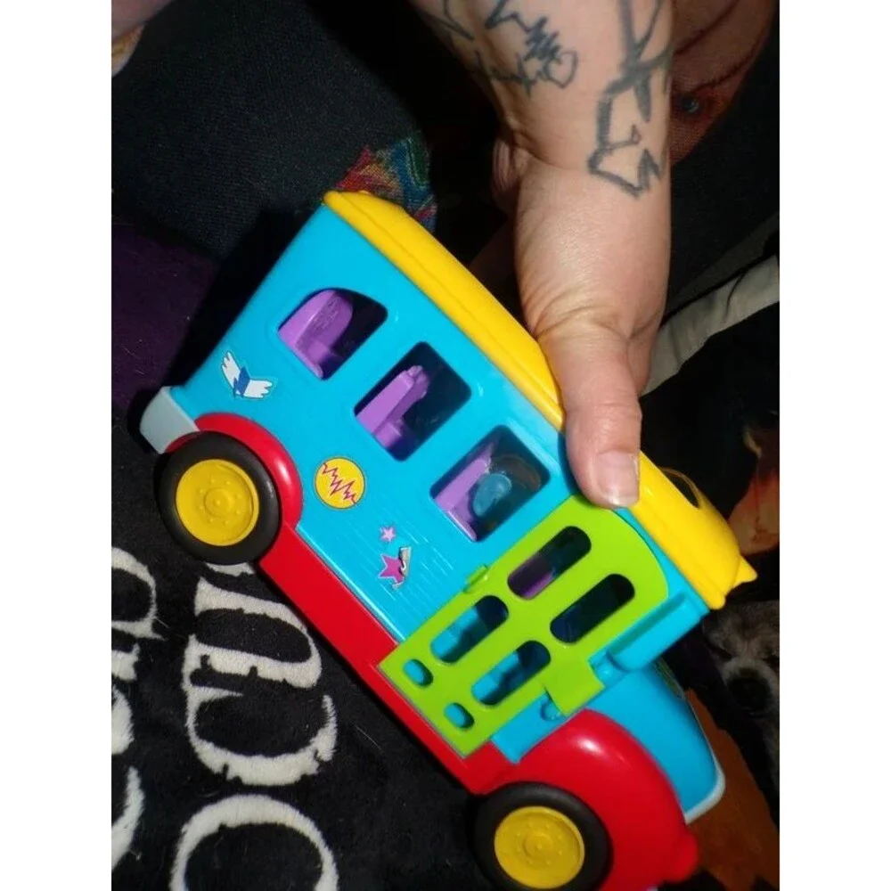 Muppet Babies bus and 2 figures-y2